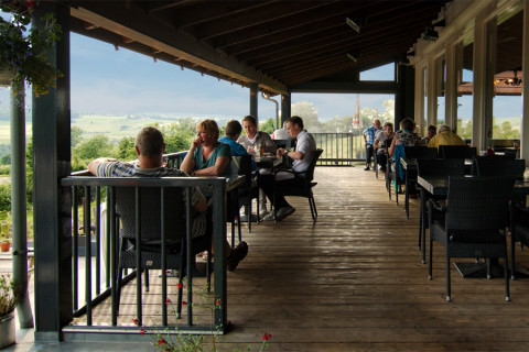 Het panorama terras van Buitenlust met mooi uitzicht over de heuvels